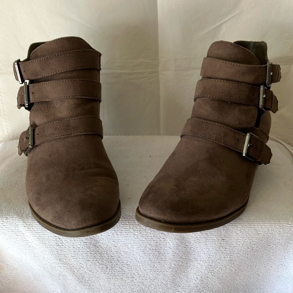 Madeline Priss Women’s Sz 9 Faux Suede Brown Ankle Boots-2” heel.  GUC